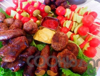 Η συνταγή της Ημέρας: Πιατέλα με μιξ κρεάτων και σουβλάκια λαχανικών